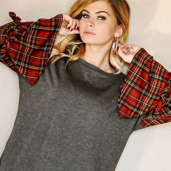 ❣️LAST ONE❣️⬇️ 🆕 Plaid Bell Sleeve Gray Top - Picture 4 of 6